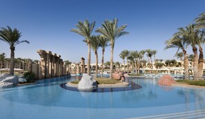 Una piscina cubierta, 8 piscinas al aire libre, sombrillas, tumbonas