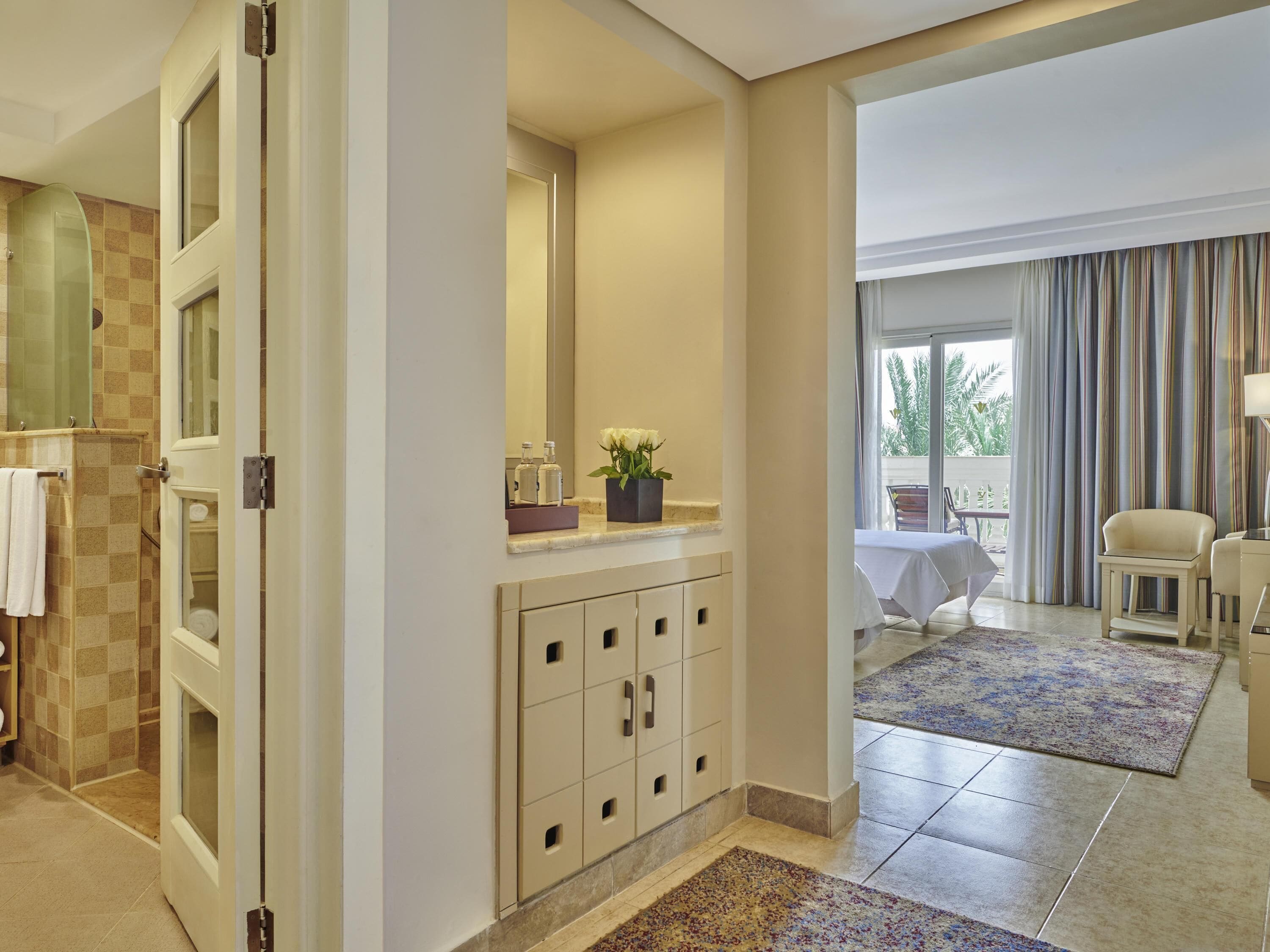 Artículos del minibar gratis y caja de seguridad en la habitación 