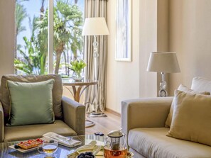 Minibar con artículos gratuitos y caja de seguridad en la habitación 