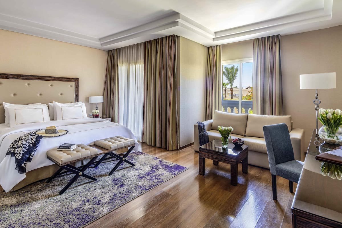 Deluxe Room, 1 King Bed (Aqua) | 1 bedroom, free minibar, in-room safe, blackout drapes