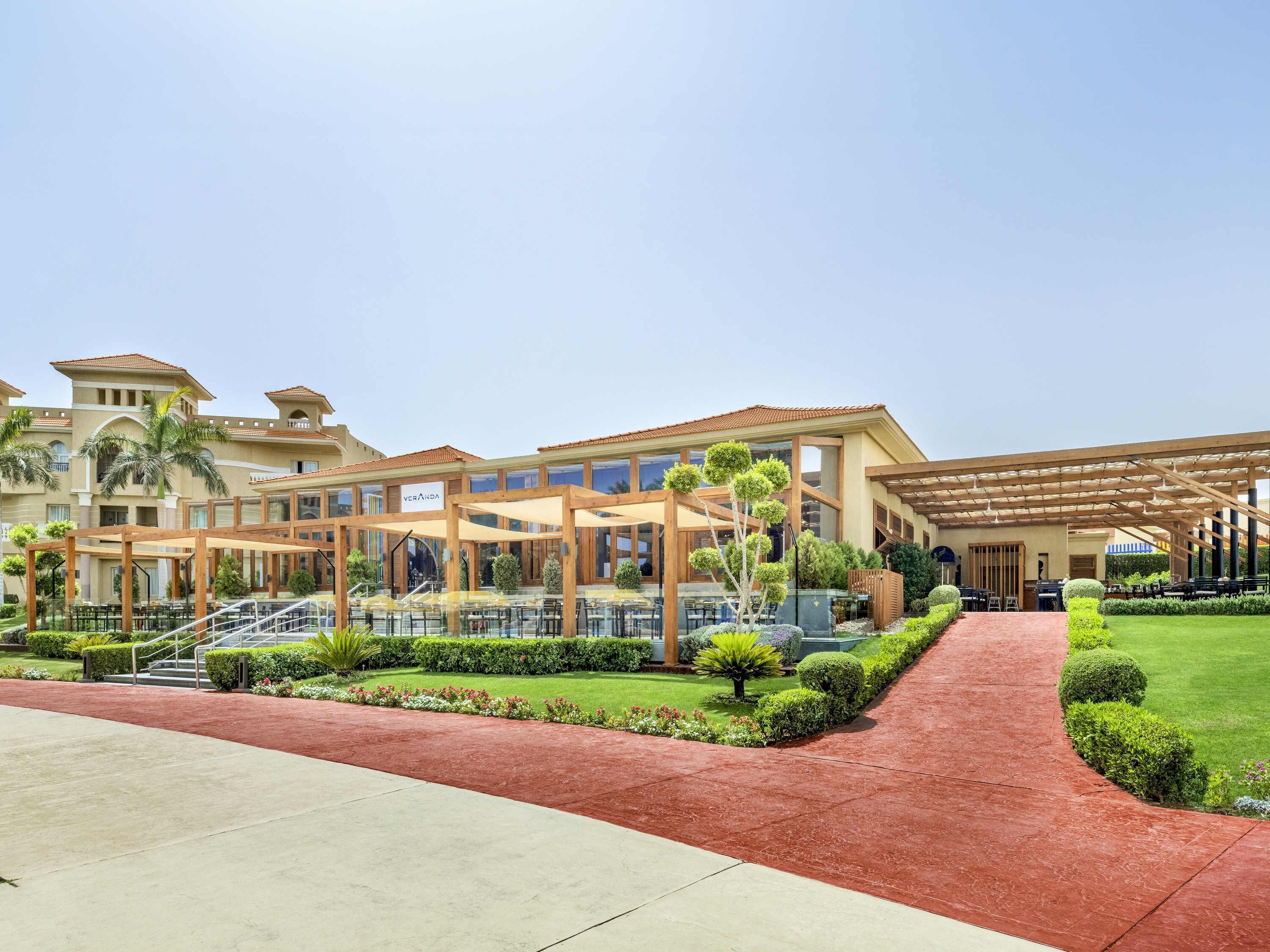 14 間餐廳；供應早餐、午餐、晚餐；海鮮