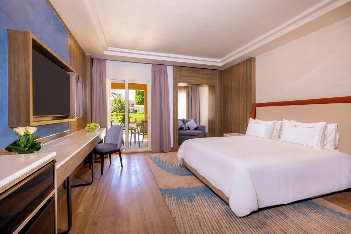 Deluxe Room King Bed | Minibar (free items), in-room safe, blackout drapes, soundproofing