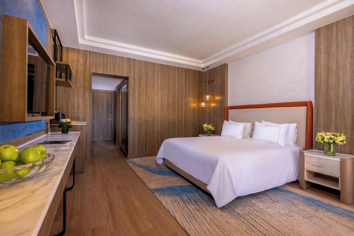 Superior Room King Bed | Minibar (free items), in-room safe, blackout drapes, soundproofing