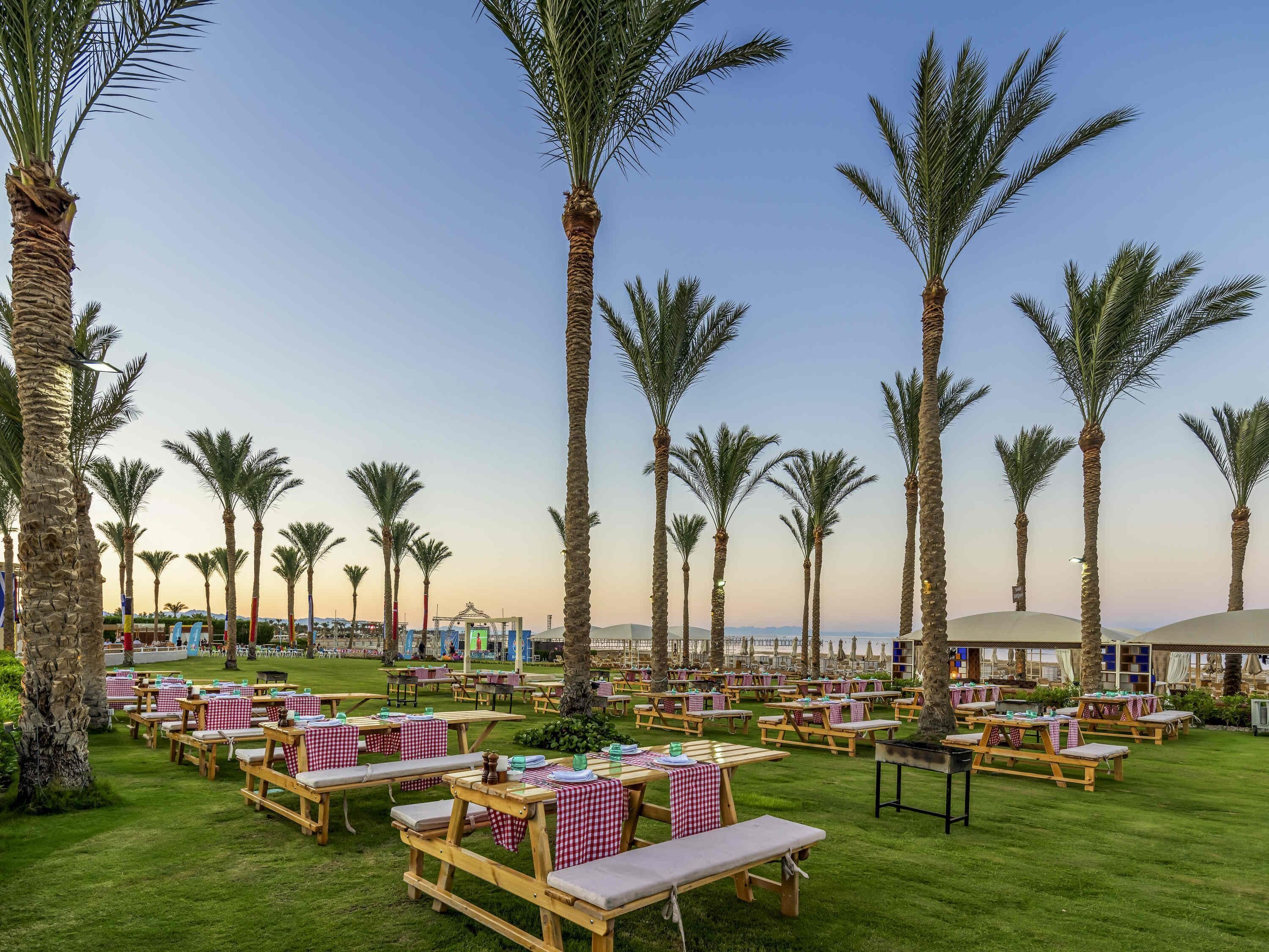 14 restaurants, breakfast, lunch, dinner served; seafood