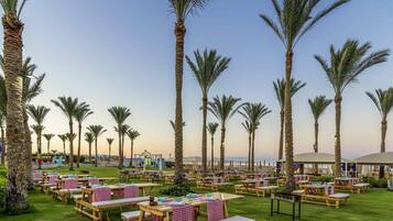 14 restaurants, breakfast, lunch, dinner served; seafood