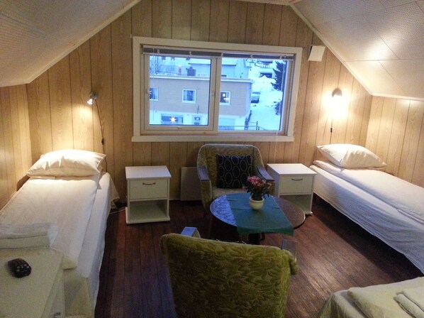 Chambre avec lits jumeaux | Lits pliants/supplémentaires, Wi-Fi gratuit, draps fournis