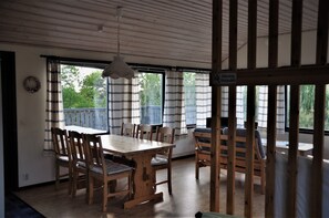 Casa de campo standard, 2 quartos | Opções para refeição no quarto