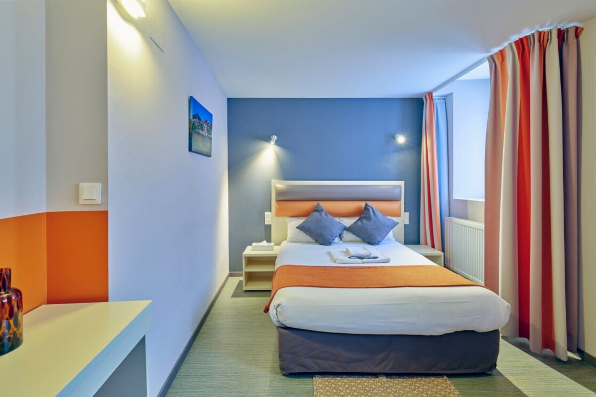 Quadruple Room (Niveau N-1) | Desk, soundproofing, iron/ironing board (on request), cribs (free)