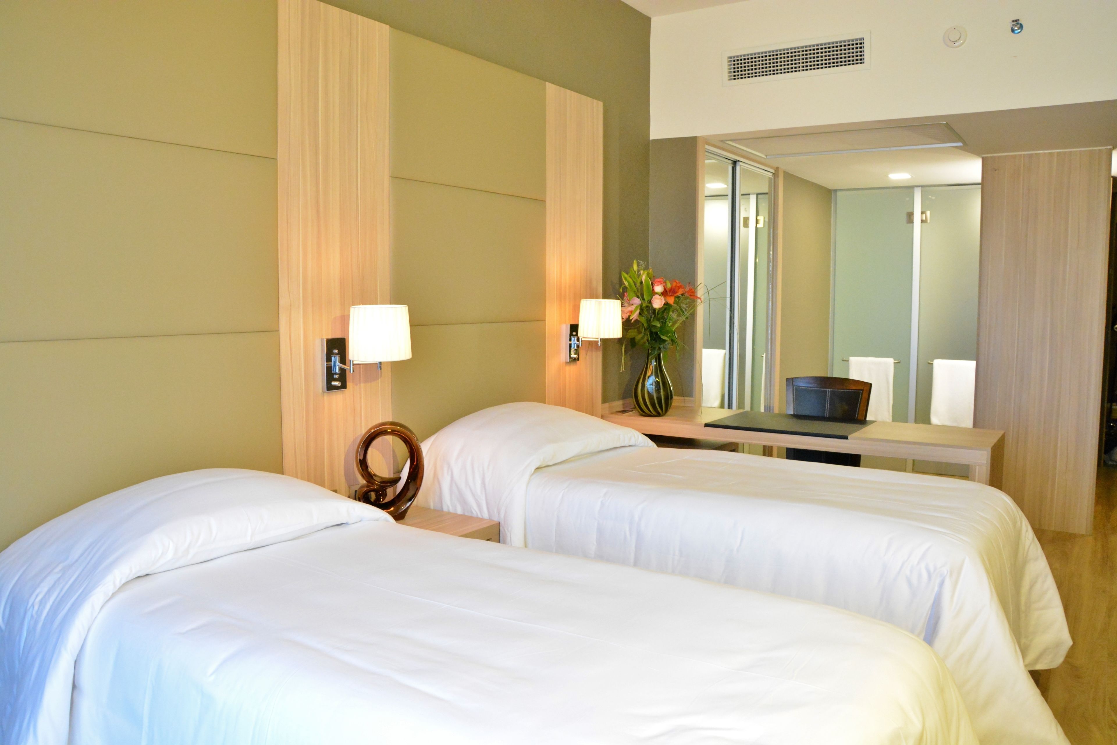 standard twin room, non smoking | 1 bedroom, minibar, in-room safe, desk