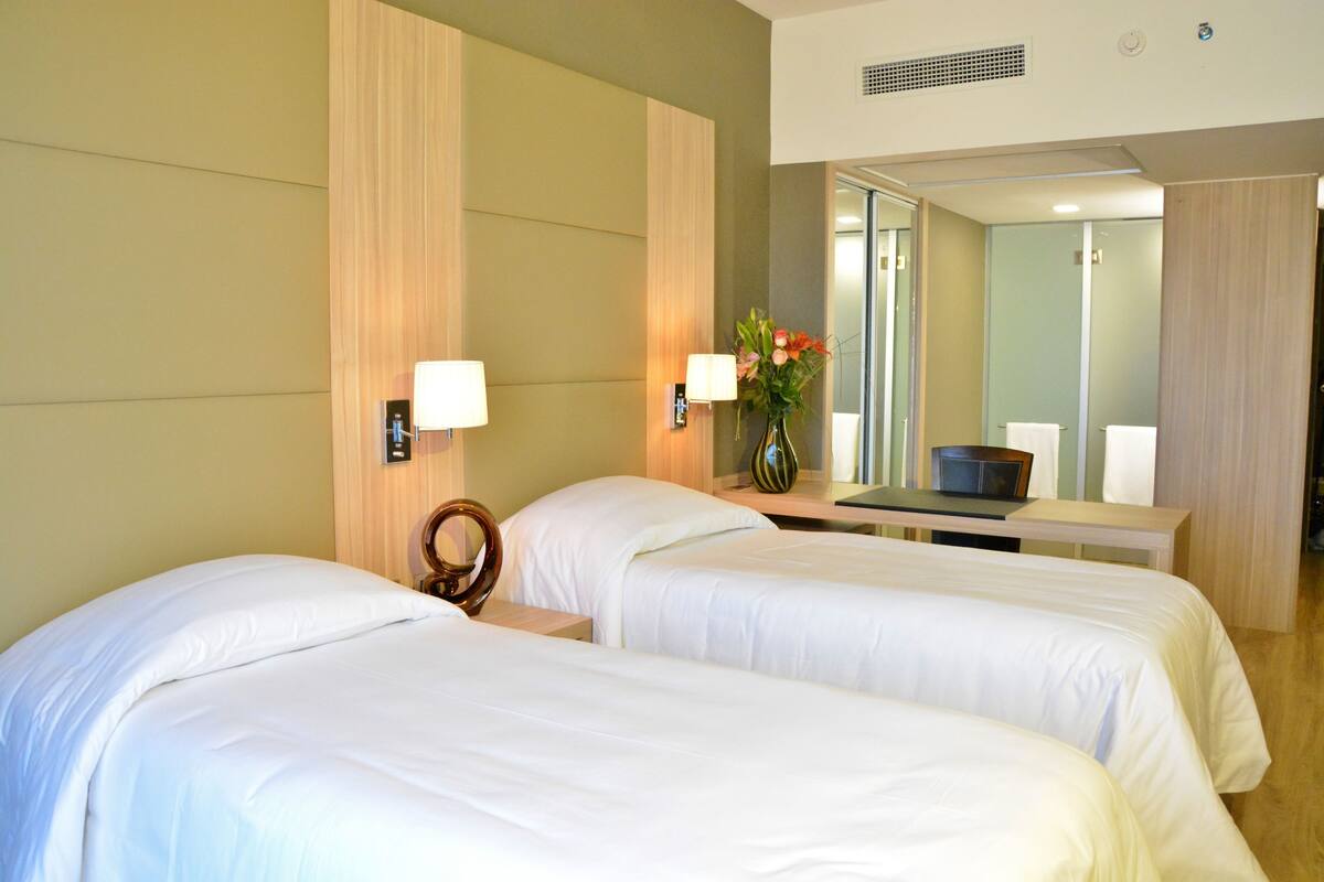 standard twin room, non smoking | 1 bedroom, minibar, in-room safe, desk