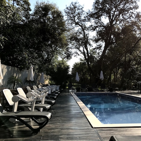 Una piscina al aire libre. Savoy Hotel Encarnación