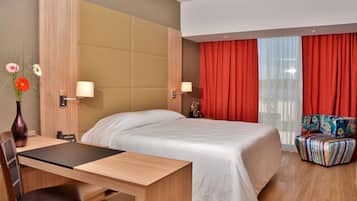 Kamar Double Standar, 1 Tempat Tidur King, Bebas Asap Rokok | Minibar, brankas, meja kerja, dan tirai kedap cahaya