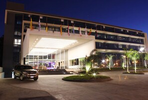 Fachada de la propiedad por la tarde o noche