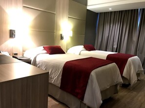 Phòng 2 giường đơn Tiêu chuẩn, không hút thuốc | Minibar, két bảo mật tại phòng, bàn, màn/rèm cản sáng