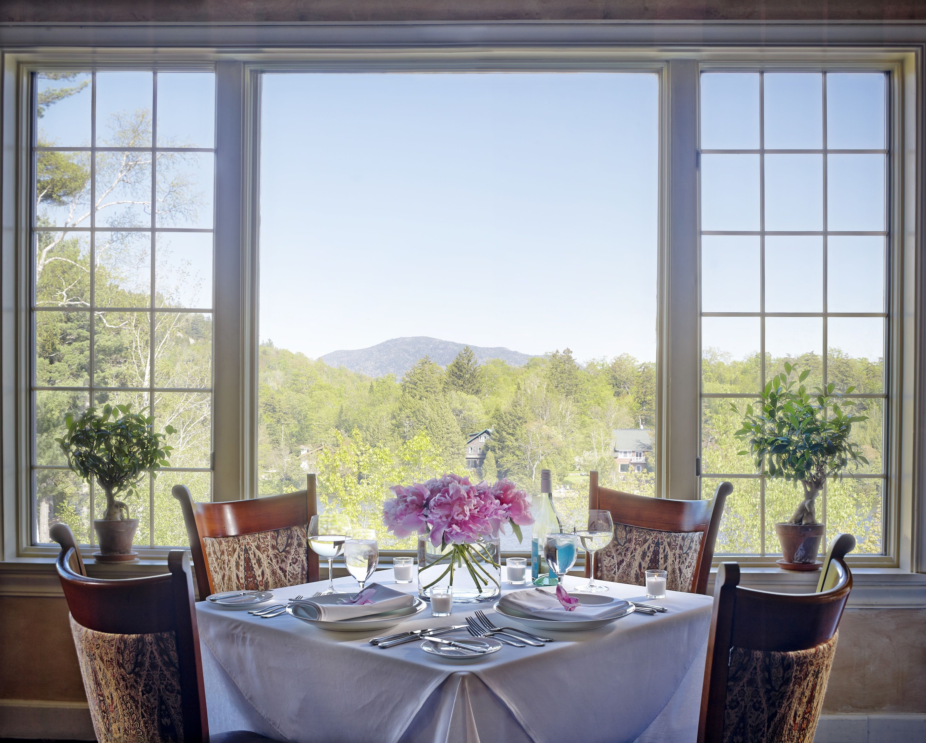 2 restaurants, breakfast, lunch, dinner served; american cuisine