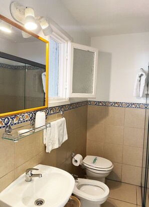 Apartment | Bathroom | Shower, rainfall showerhead, free toiletries, bidet - Hotel Dollar (Punta del Este)