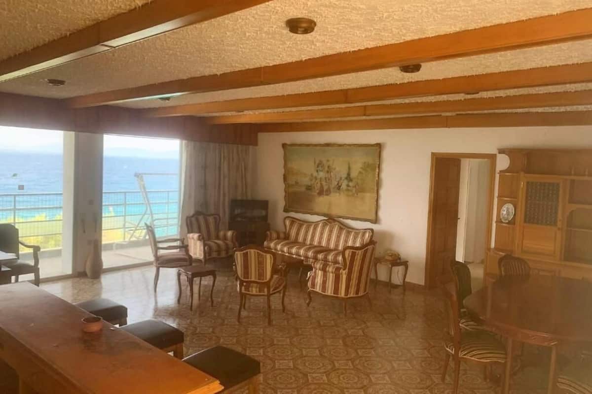 Deluxe Apartment | Living area | Flat-screen TV