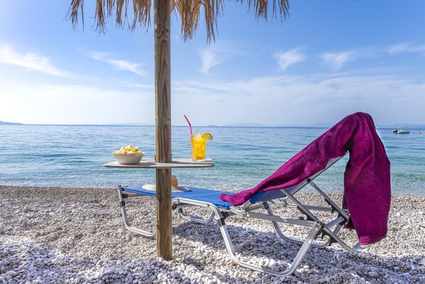 Plage, sable blanc, chaises longues, parasols