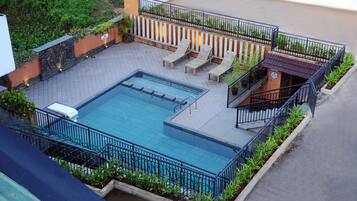 屋内プール、屋外プール