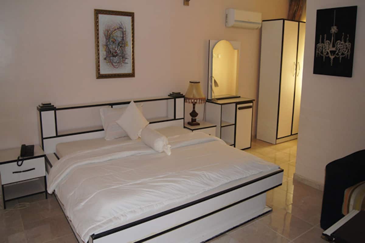 governor's suite | desk, laptop workspace, free wifi, bed sheets