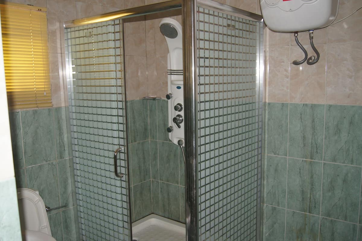 classic room | bathroom shower