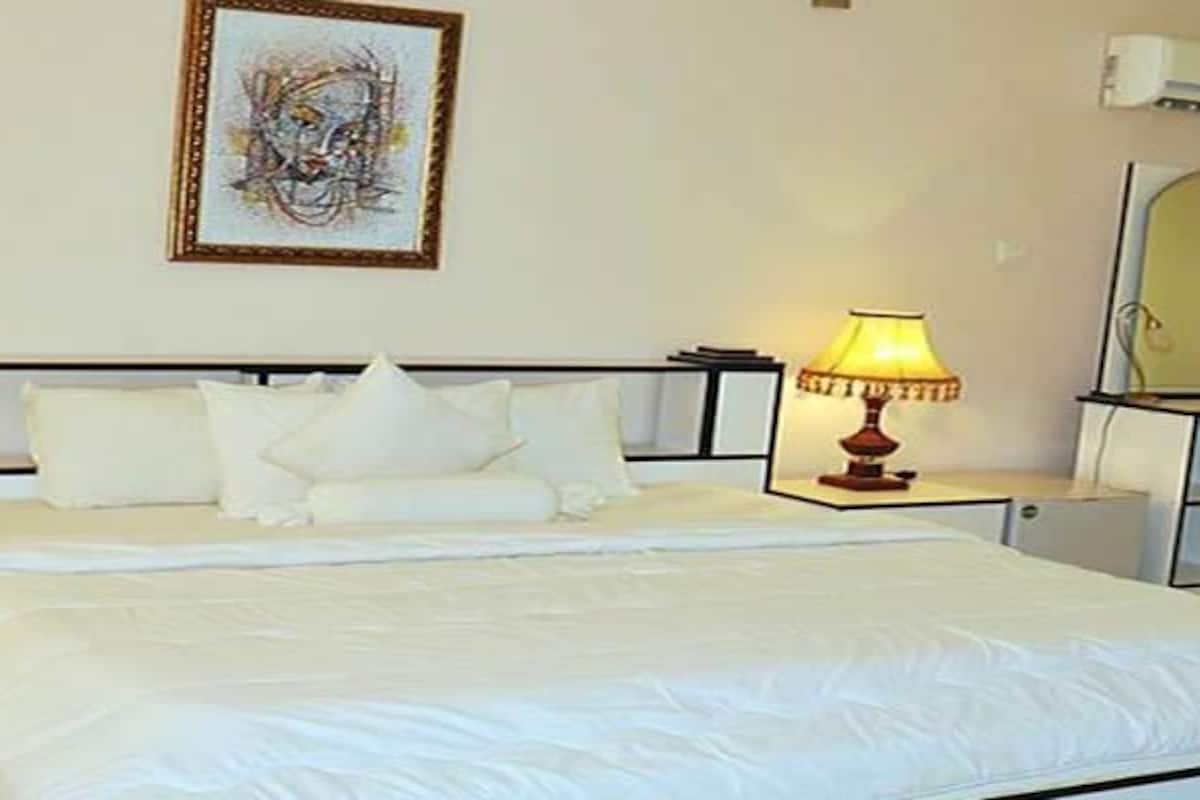 desk, laptop workspace, free wifi, bed sheets