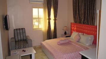 Governor's Suite | Desk, laptop workspace, free WiFi, bed sheets