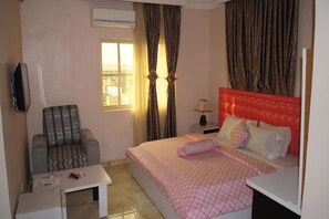 Escritorio, espacio para trabajar con laptop y wifi gratis