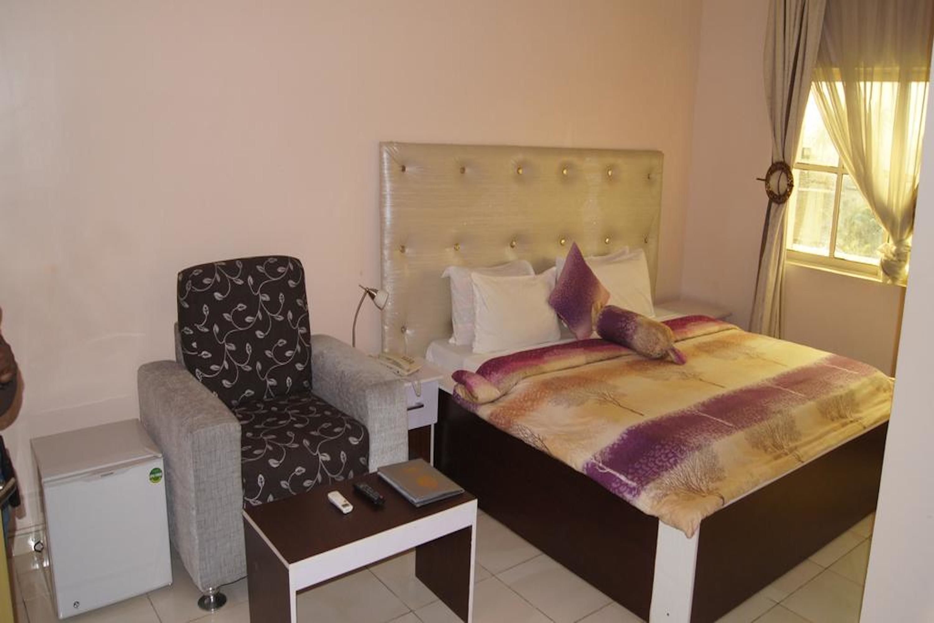 senator's room | desk, laptop workspace, free wifi, bed sheets