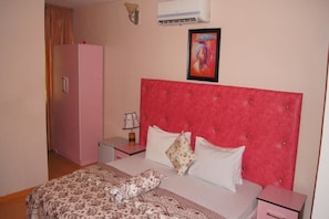 Family Suite | Desk, laptop workspace, free WiFi, bed sheets - Royalview Hotel And Suites (Lagos)