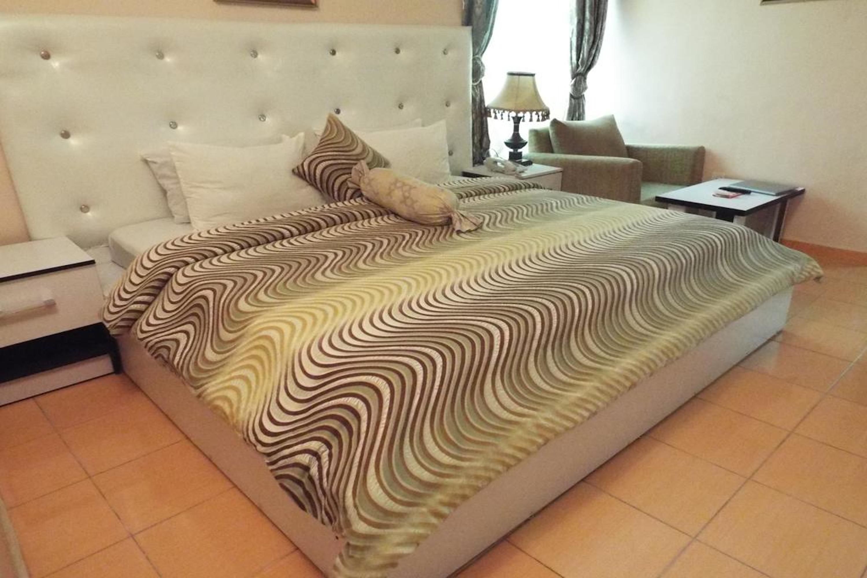 governor's suite | desk, laptop workspace, free wifi, bed sheets