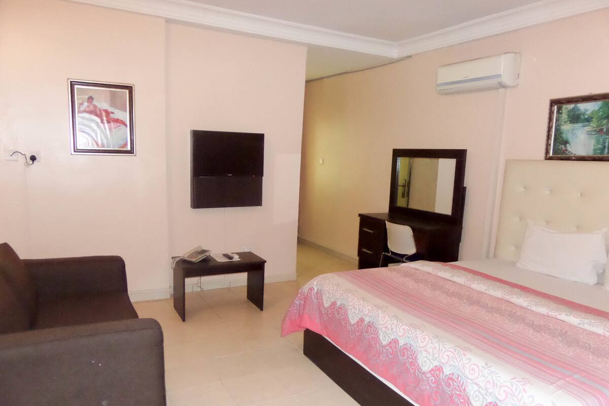 Luxury Room | Desk, laptop workspace, WiFi (free), bed sheets