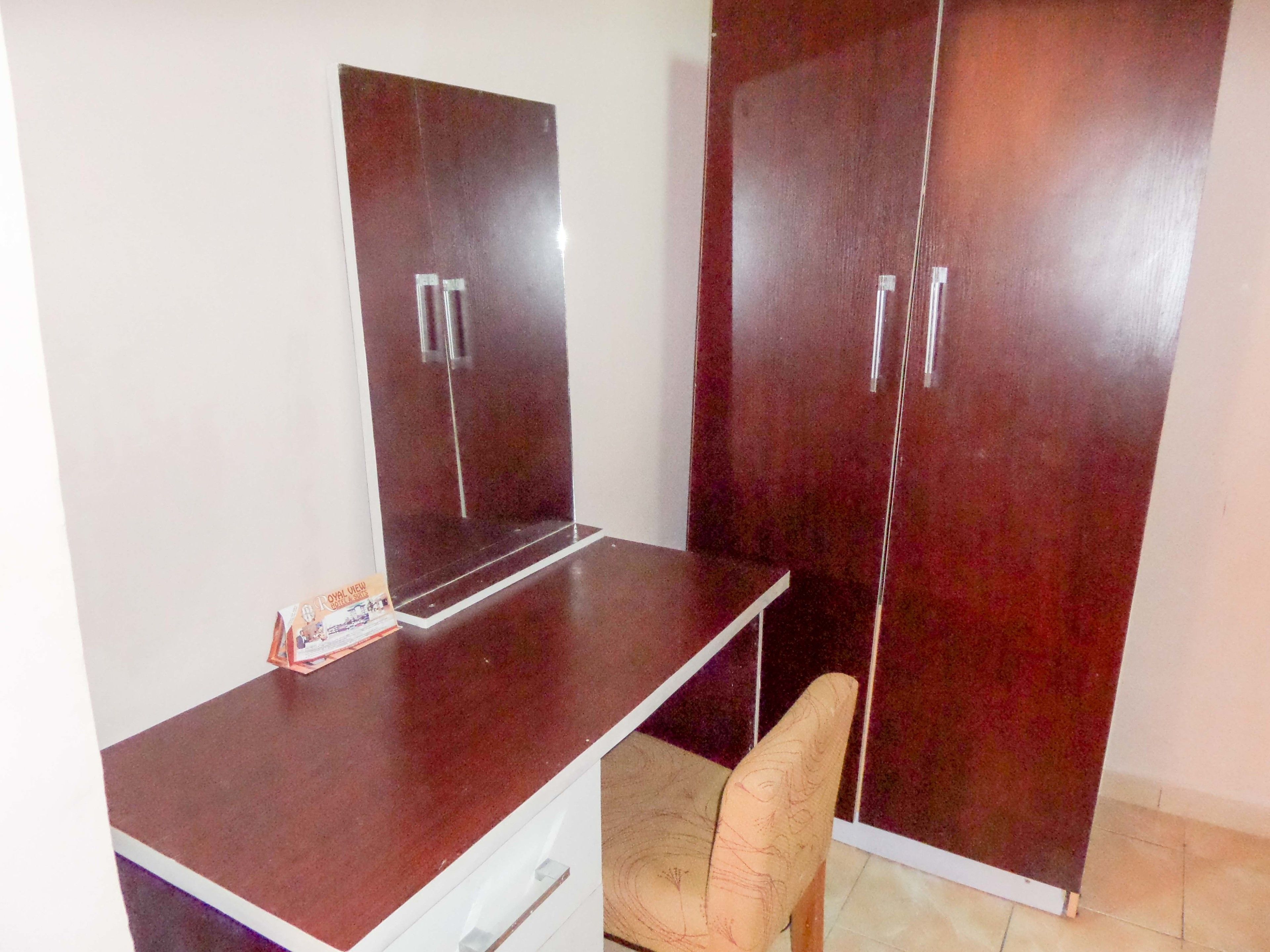 executive room | desk, laptop workspace, free wifi, bed sheets