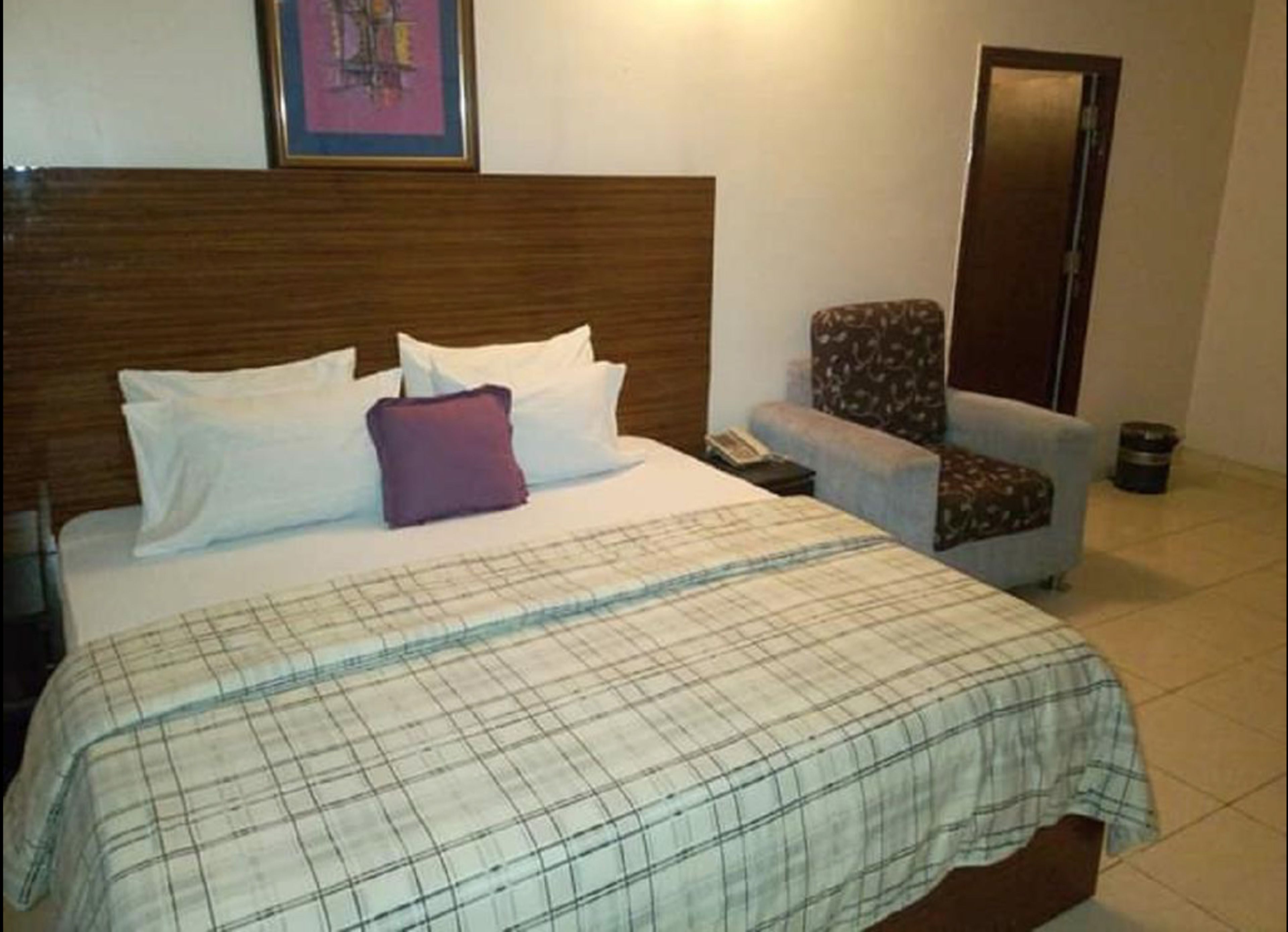 royal room | desk, laptop workspace, free wifi, bed sheets