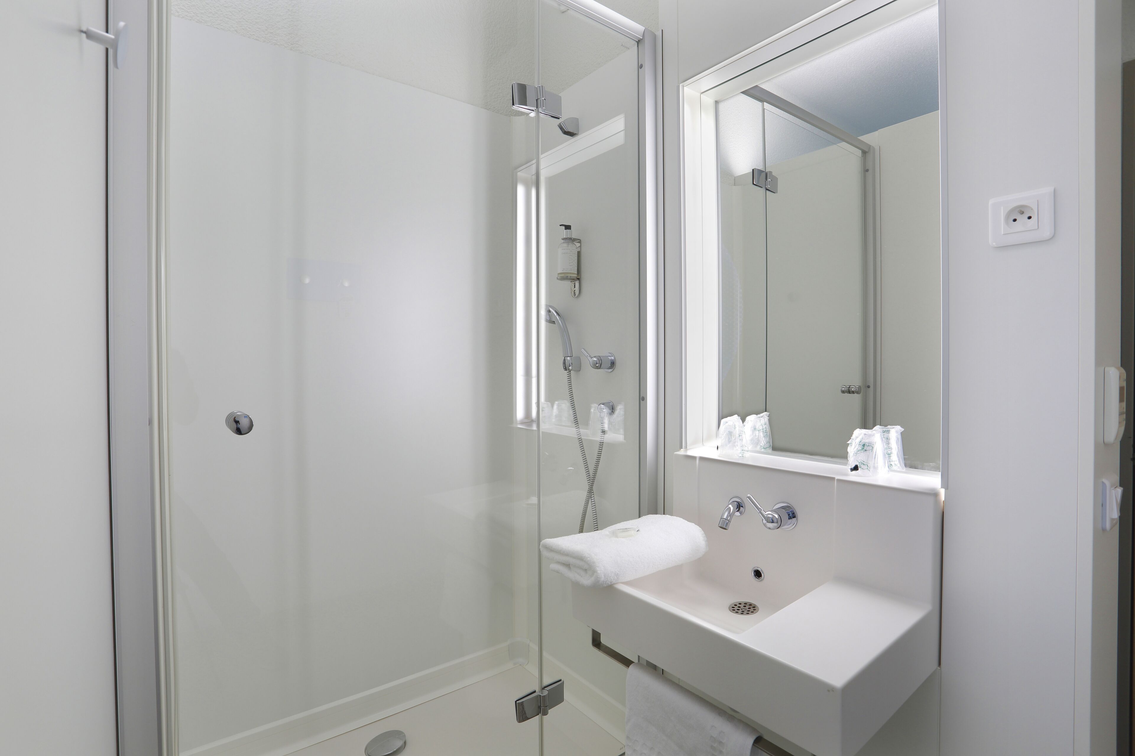 shower, free toiletries, hair dryer, towels