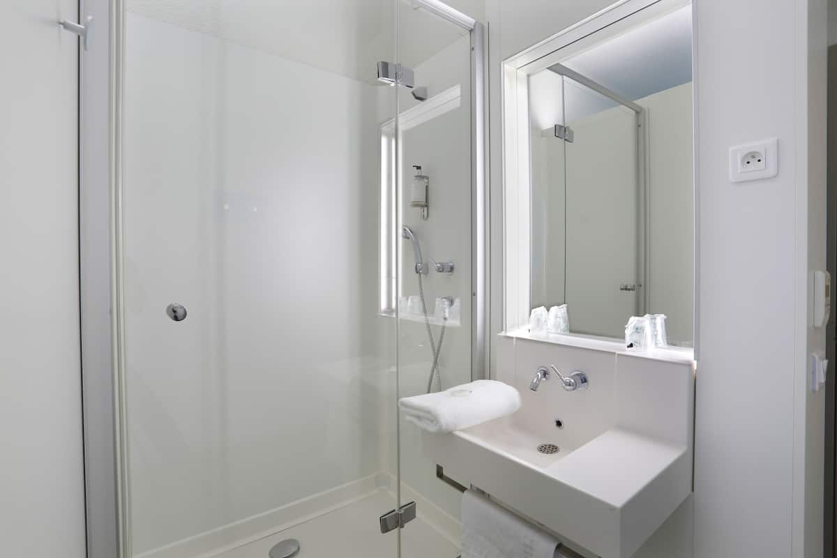 shower, free toiletries, hair dryer, towels