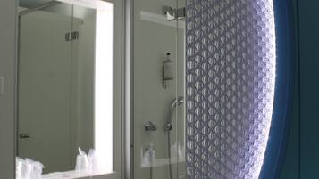 Ducha, artículos de higiene personal gratuitos y secador de pelo