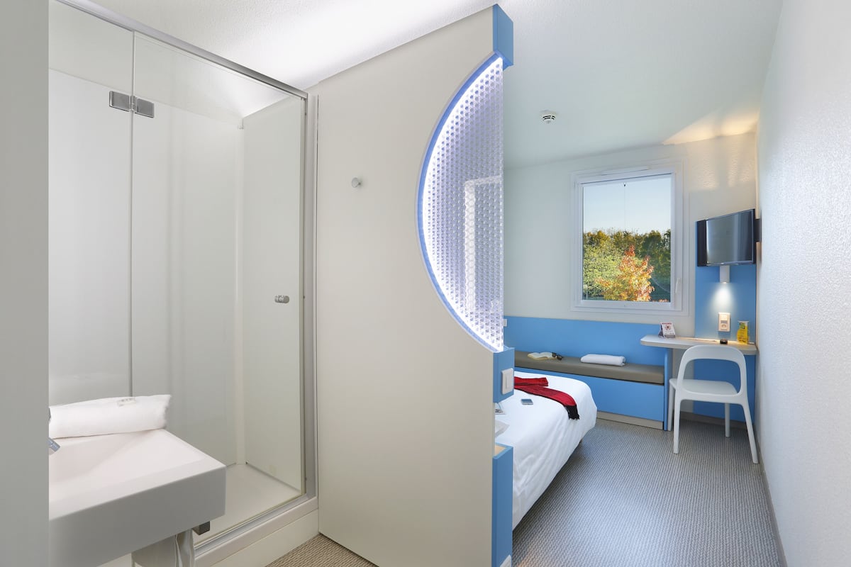 1 bedroom, premium bedding, desk, laptop workspace