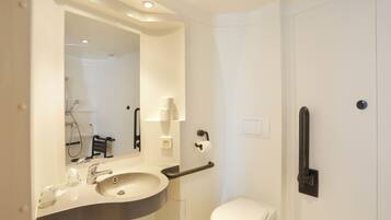 Driepersoonskamer | Badkamer | Een douche, gratis toiletartikelen, een haardroger, handdoeken