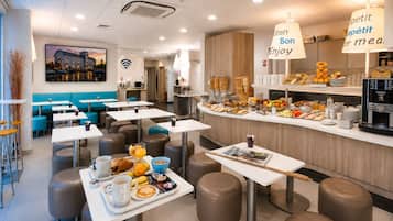Se ofrece un desayuno bufé todos los días (por un coste adicional)