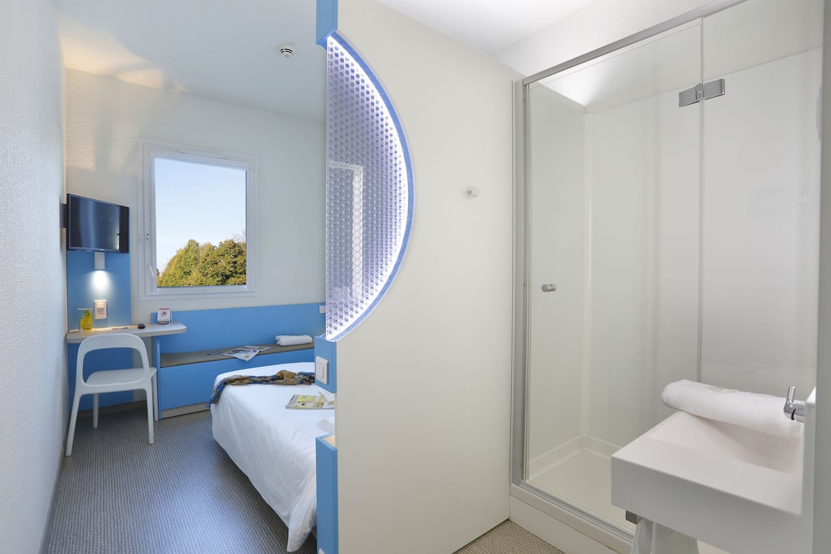 Economy Room | Peralatan tempat tidur premium, meja, ruang kerja komputer riba