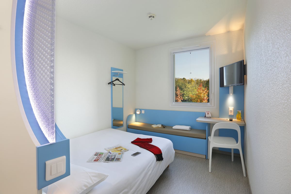 Double Room | Peralatan tempat tidur premium, meja, ruang kerja komputer riba
