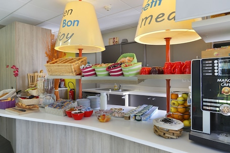 Desayuno buffet (EUR 10.80 por persona)