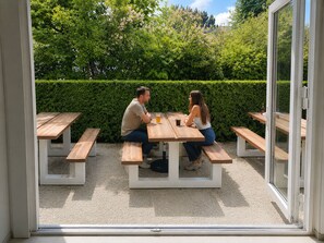 Terrace/patio - First Inn Hotel Les Ulis (Villejust)