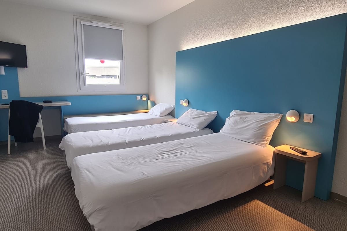 triple room | 1 bedroom, premium bedding, desk, laptop workspace