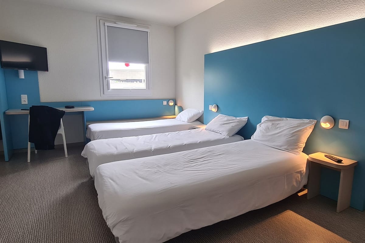 Triple Room | Peralatan tempat tidur premium, meja, ruang kerja komputer riba
