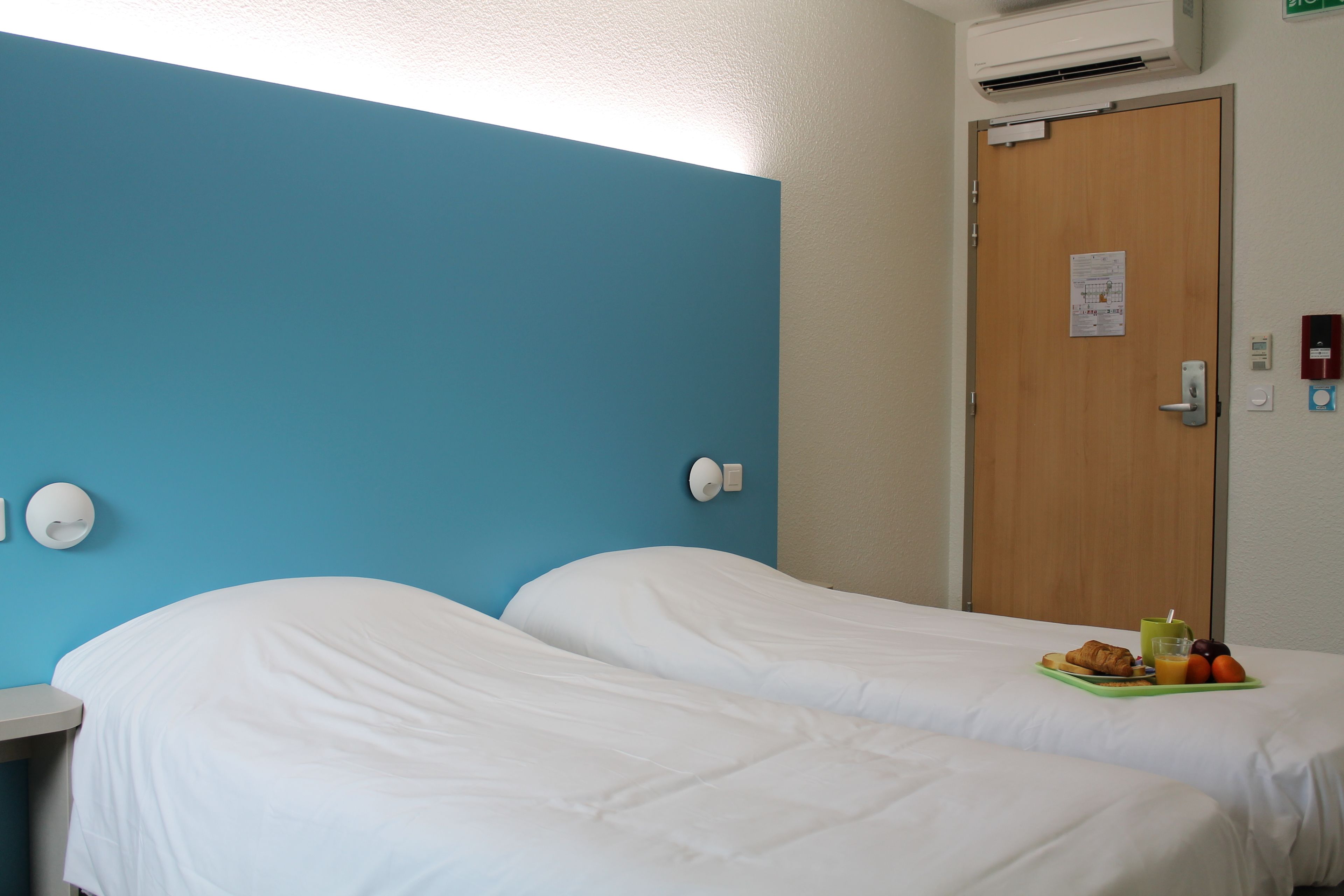 1 bedroom, premium bedding, desk, laptop workspace