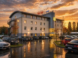 Front of property - First Inn Hotel Les Ulis (Villejust)