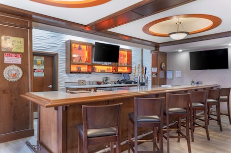 Bar (in der Unterkunft). Best Western Plus Fort Stockton Hotel