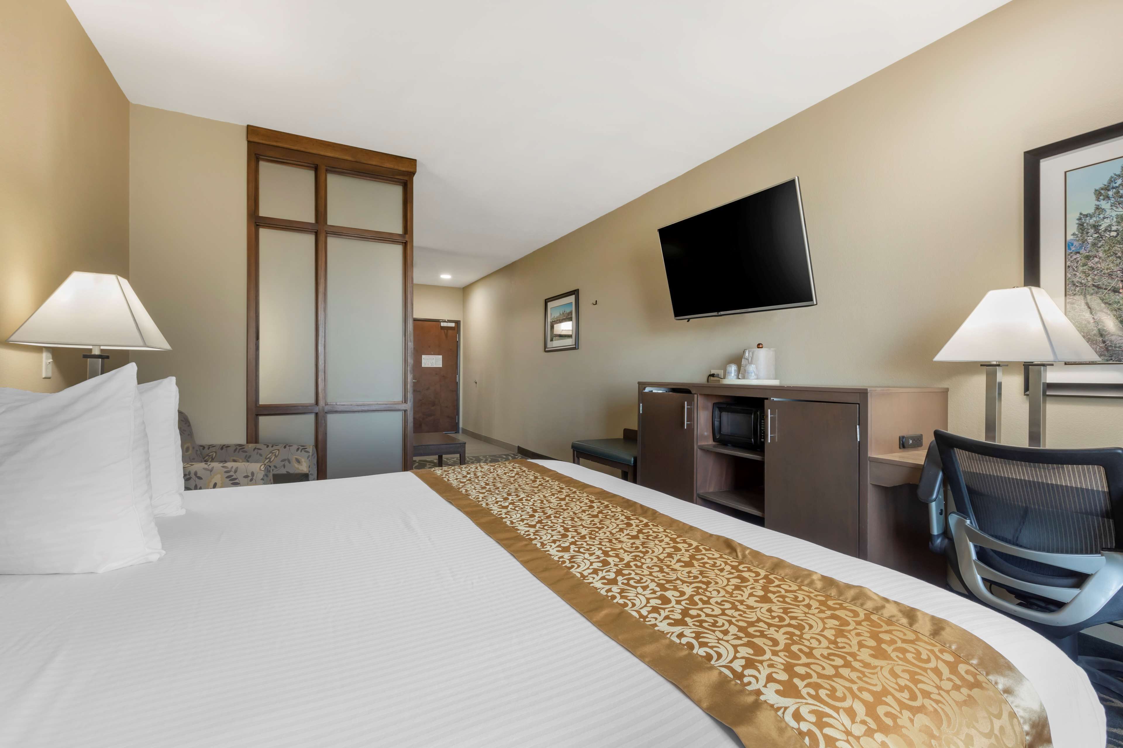 premium bedding, pillow-top beds, in-room safe, desk